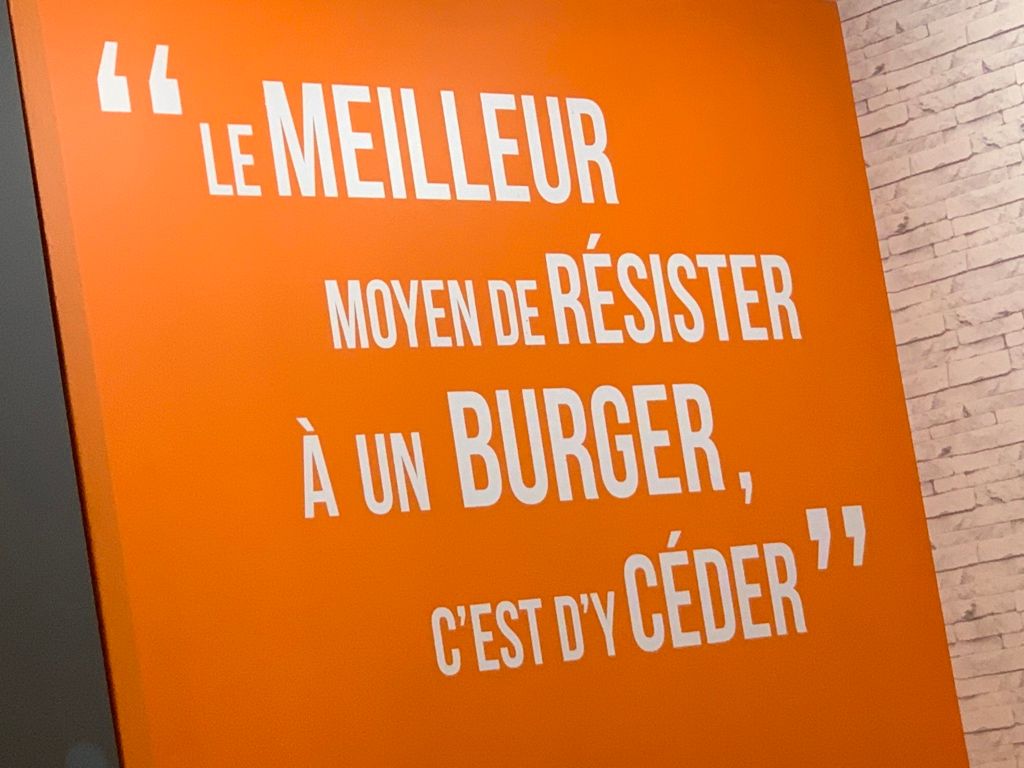 Photo d’un message sur le mur « LE MEILLEUR
MOYEN DE RÉSISTER À UN BURGER,
C'EST D’Y CÉDER »